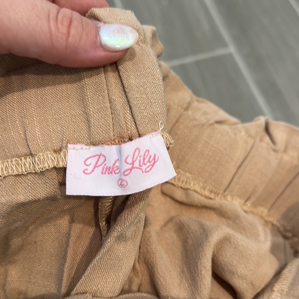 NWOT Pink Lilly Paper bag shorts. Linen. Size Large. Tan. Never worn. - Picture 4 of 5
